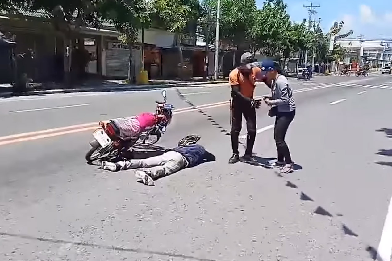 Dit moet veruit het slechtste huwelijksaanzoek ooit zijn. En toch zei ze ‘JA’! (video)