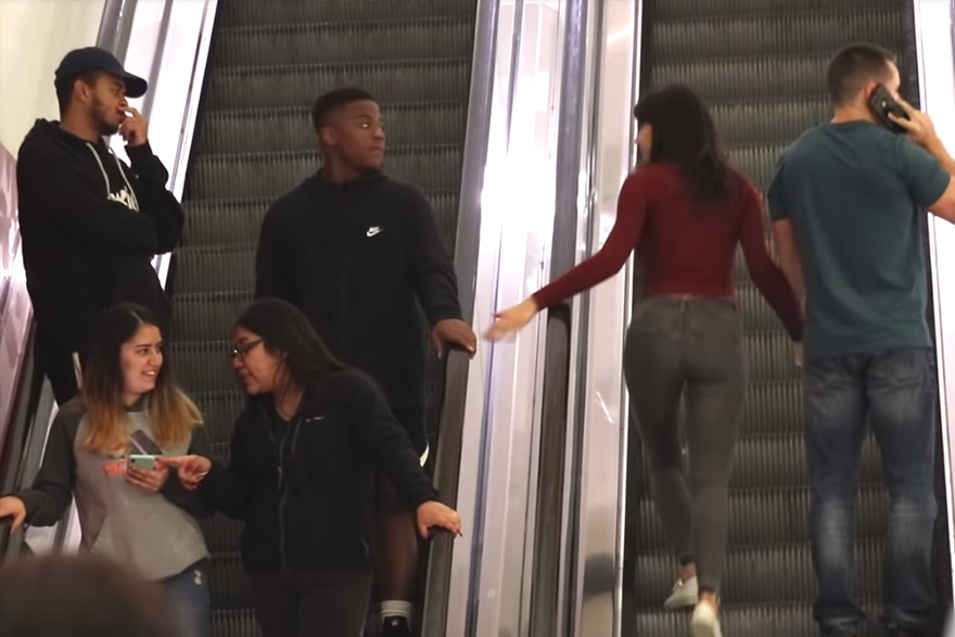 Hilarische prank: flirten op de roltrap (video)
