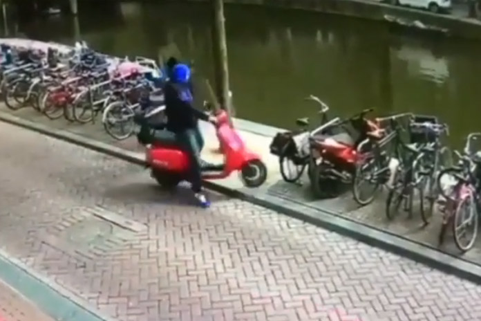 FAIL: Toerist in Nederland gaat met gehuurde scooter de gracht in (video)