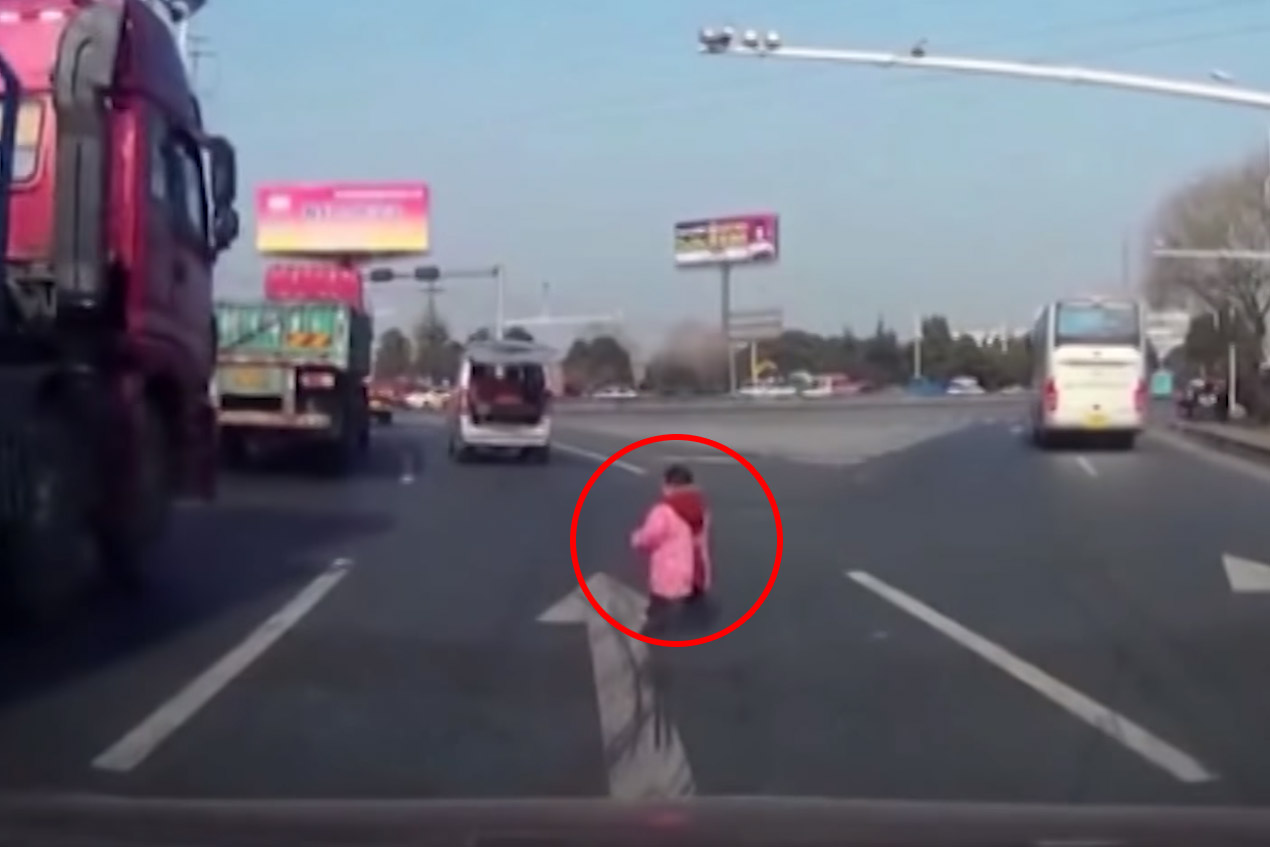 En daarom let je maar beter ALTIJD op in het verkeer (video’s)