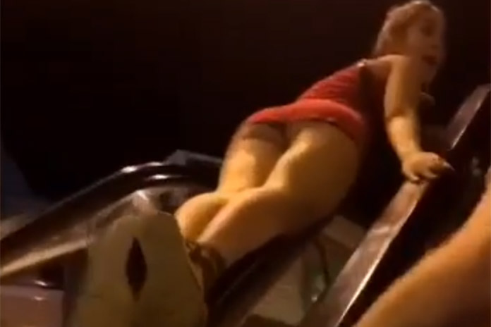 Fail: kortgerokte dame valt met de billen bloot van roltrap (video’s)