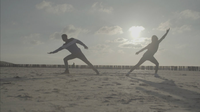 VIDEO. James Cooke oefent dans bij zonsondergang