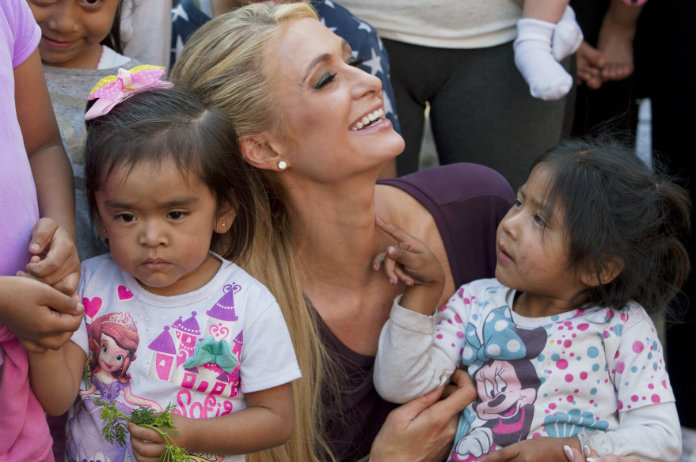 Dit gaf Paris Hilton aan de slachtoffers van de aardbeving in Mexico