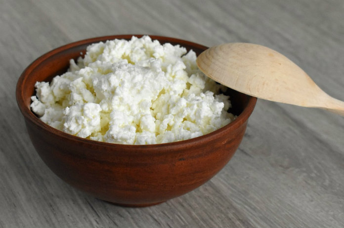 Afvallen? Eet huttenkaas voor het slapengaan