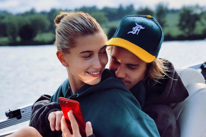 Hailey Bieber wil Justin kussen in kerstliedje