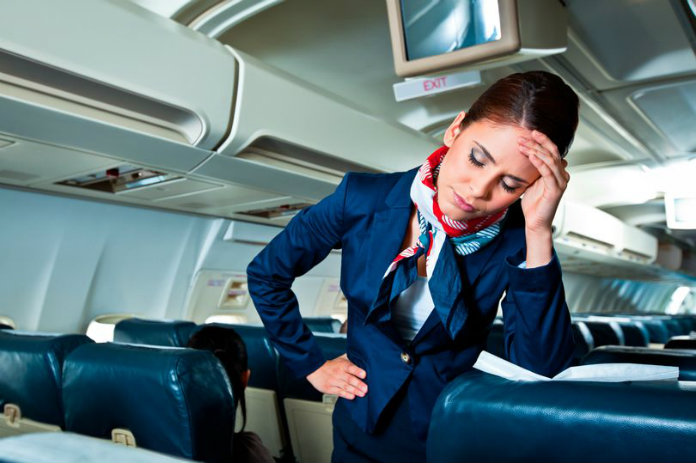 Stewardess zet boze passagier voor een getekend raam