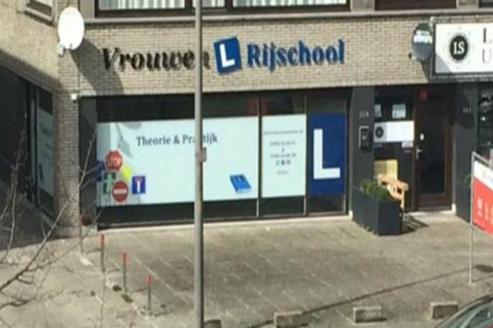 ‘Vrouwenrijschool’ houdt vast aan verboden naam