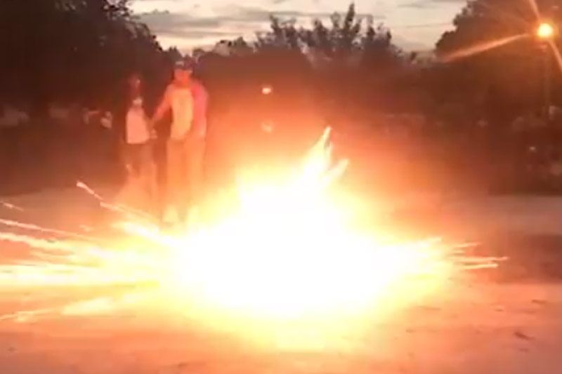 Vuurwerk afsteken om geslacht van baby te onthullen loopt STEVIG fout! (video)