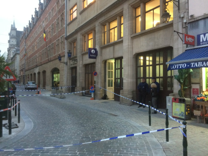 Politieagent aangevallen met mes verkeert niet in levensgevaar