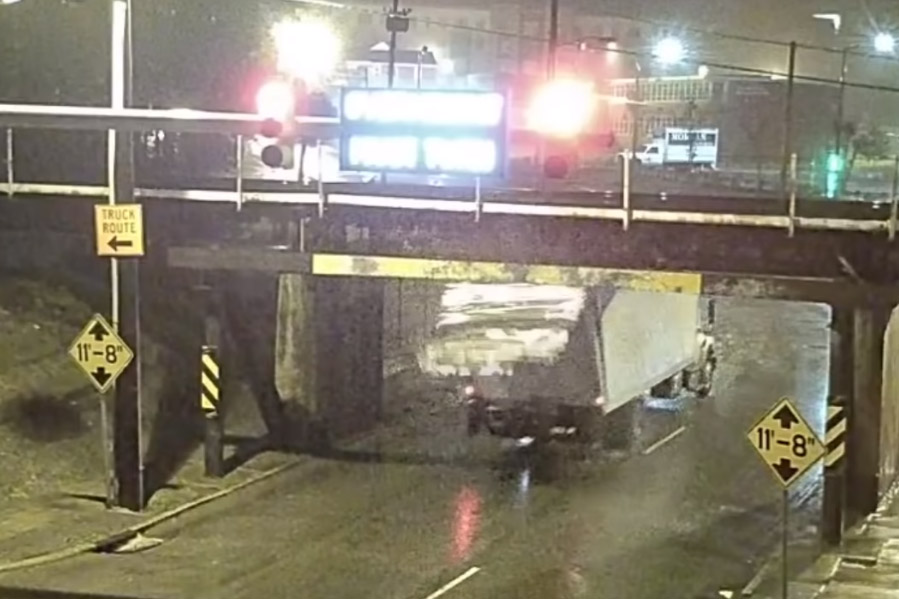 Brug wordt ‘blikopener’ wanneer deze overmoedige trucker passeert (video’s)