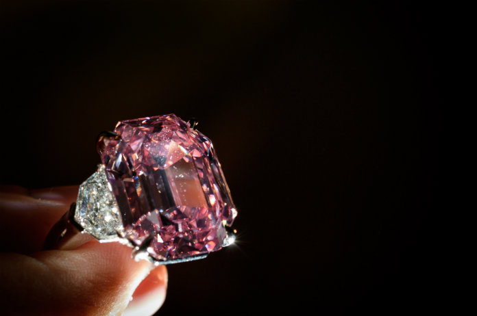 Zeldzame roze diamant geveild voor 44 miljoen euro