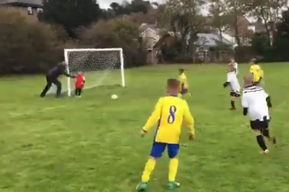 Viraal: voetbalvader geeft zoontje die in de goal staat een duwtje in de rug. Letterlijk! (video)
