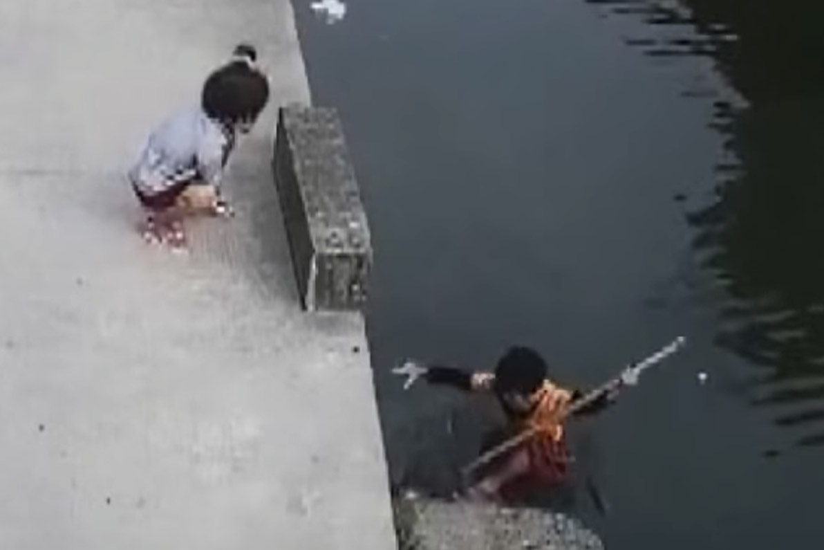 Held twijfelt geen seconde en redt klein meisje van verdrinking (video)