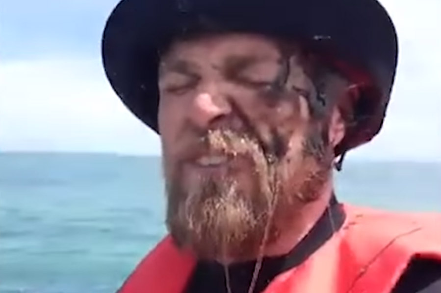 Hilarisch: visser vangt inktvis, maar die geeft zich niet zomaar gewonnen (video)