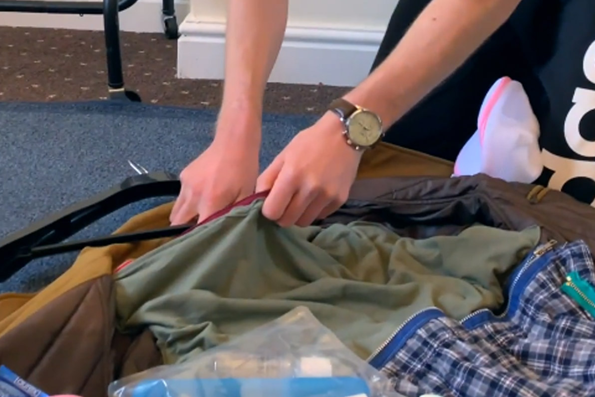 Je raadt nooit hoe deze man de nieuwe bagageregels van Ryanair omzeilde