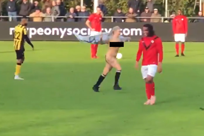 Voetballer onder de indruk van vrouwelijke streaker: “Wat een mooie borsten” (NSFW-video)