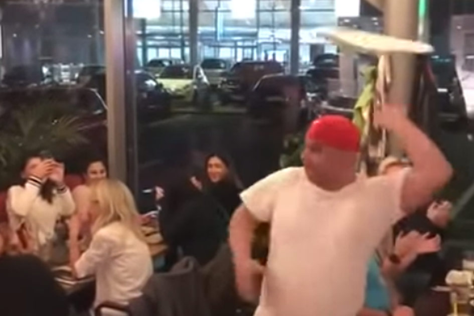 Klanten door het dolle heen wanneer deze pizzabakker zijn ding doet (video)