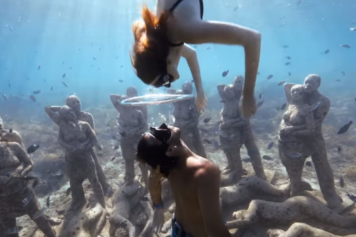Prachtige onderwaterkus gaat viraal (video)