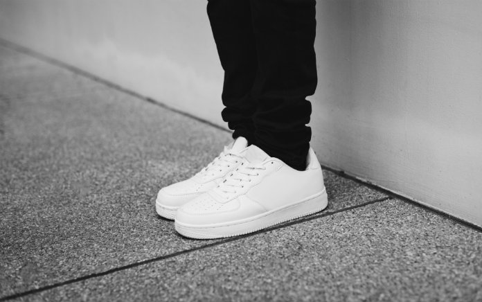 zwarte sokken in witte schoenen