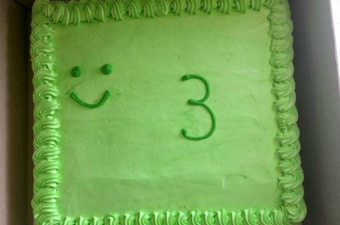 Vader is woedend nadat hij mislukte taart ziet