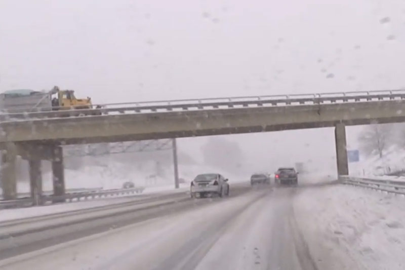 WOW: Zo gevaarlijk kan vallende sneeuw zijn (video)
