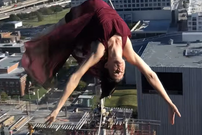 En plots danst er een onbevreesde dame op het raam (video)