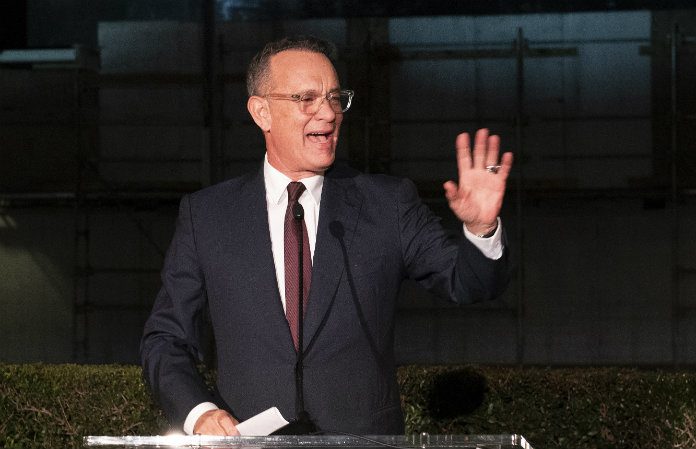 Tom Hanks voelt zich Kerstman en deelt hamburgers uit