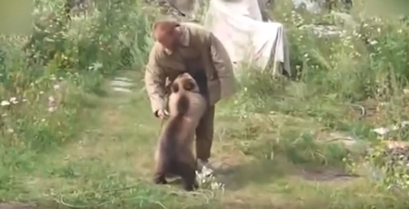 Beer neemt fatale wraak op zijn ‘baasje’