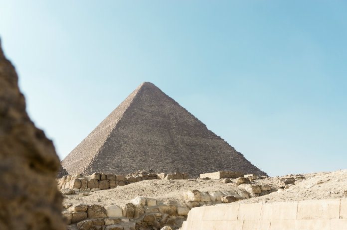 VIDEO. Koppel doet een nummertje op top van Egyptische piramide
