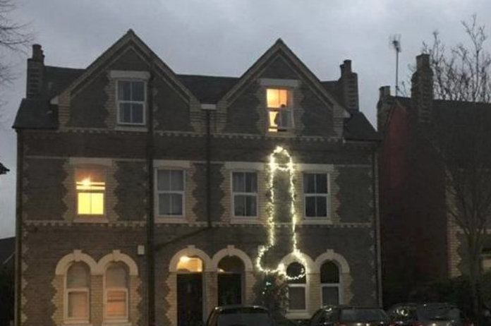 Bizar. Kerstversiering in de vorm van een penis