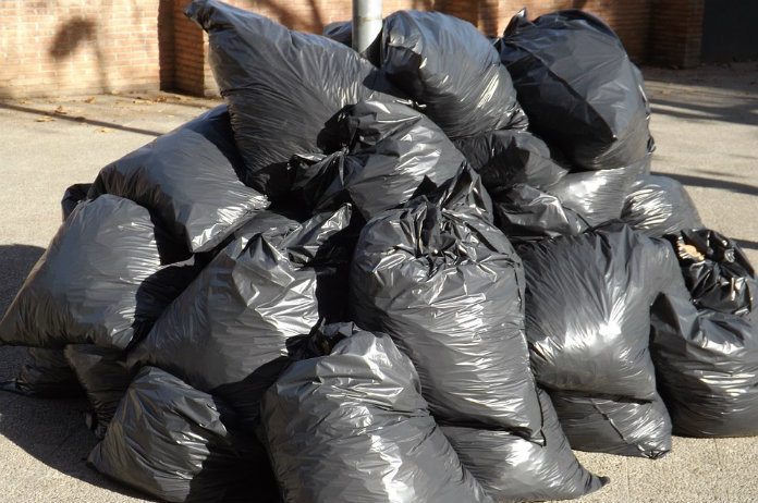 Politie stuit op vreemde vondst in vuilniszak