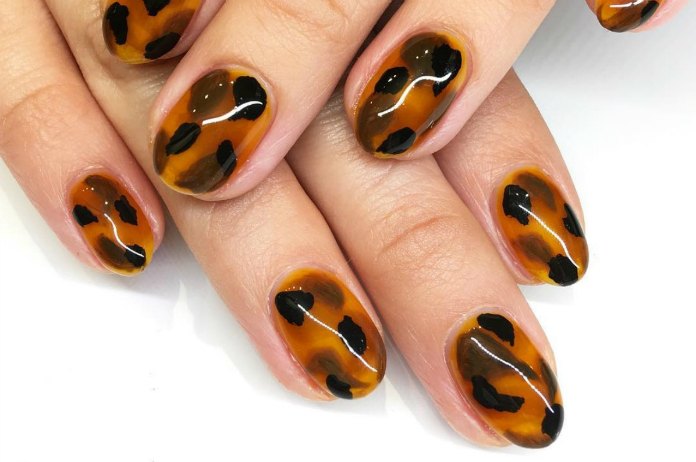 IN BEELD. Nagels met schildpaddenprint zijn helemaal hip