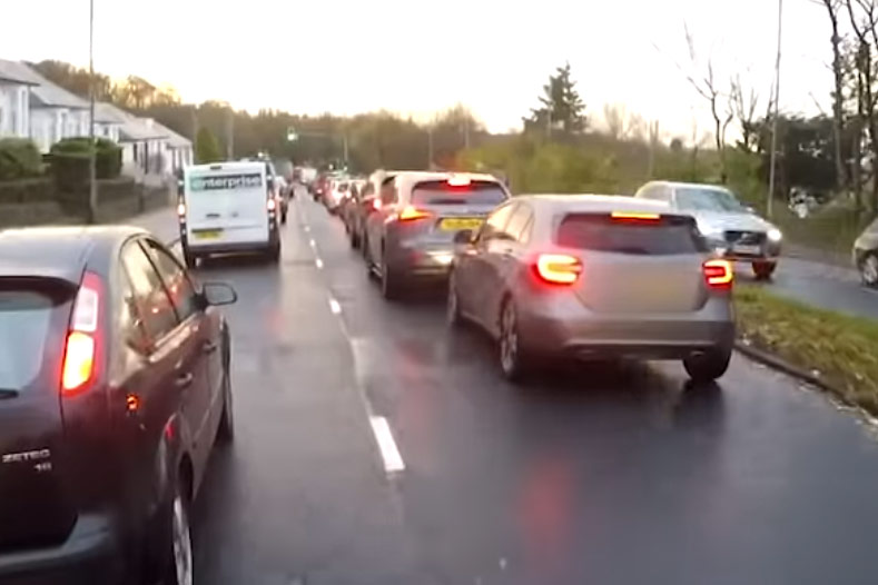 “Ik kan perfect rijden terwijl ik mijn smartphone gebruik”, roept deze boze chauffeur. Maar niet veel later gebeurt DIT! (video)