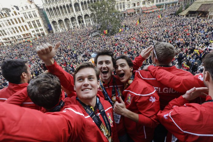 IN BEELD. Red Lions maken blijde intrede in Brussel