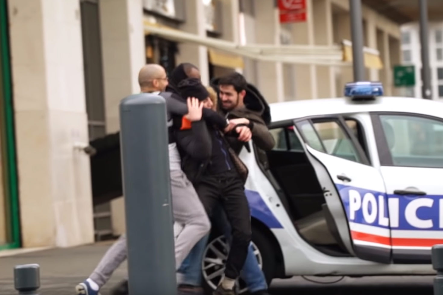 Zou jij een crimineel helpen ontsnappen uit een politiewagen? (video)