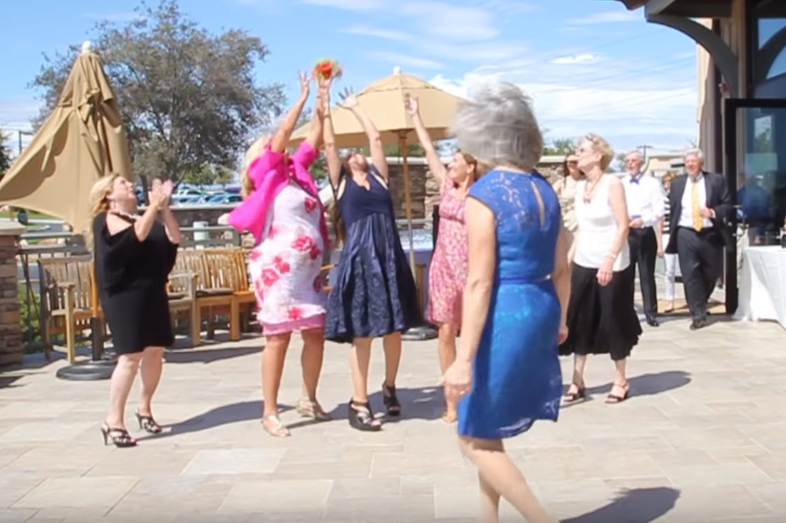 Ze willen allemaal het bruidsboeket, maar eentje gaat op haar bek (failcompilatie)