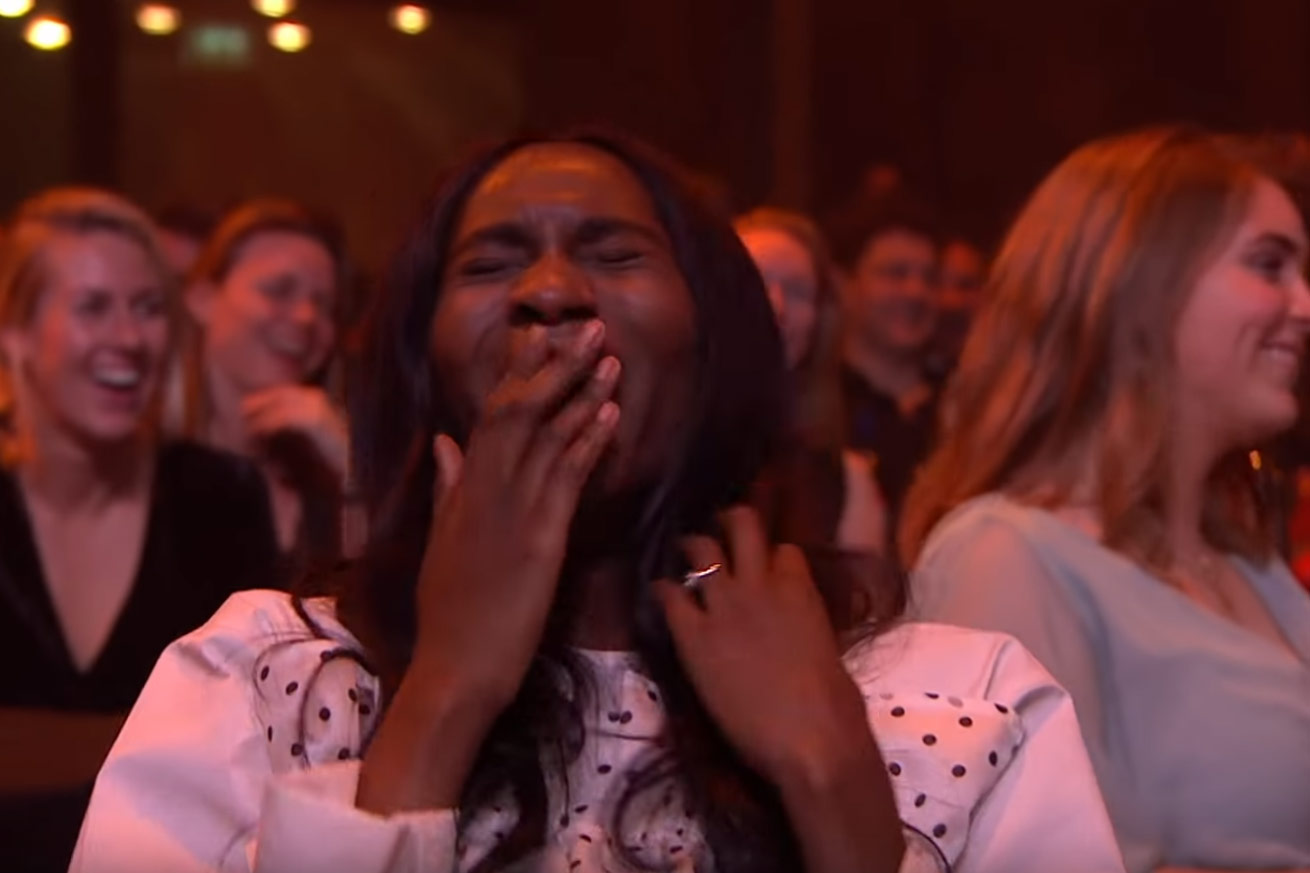 Élodie komt niet meer bij van het lachen wanneer grofgebekte Nederlander DIT over Jeroom zegt (video)