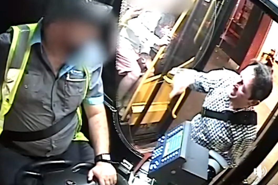 Laffe man mag niet op overvolle bus. Wat hij dan doet is ronduit schandalig! (video)