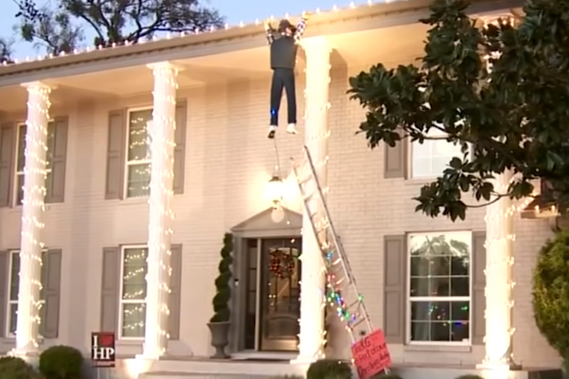 Deze ‘lokale held’ ging tot het uiterste om… kerstversiering te redden (video)