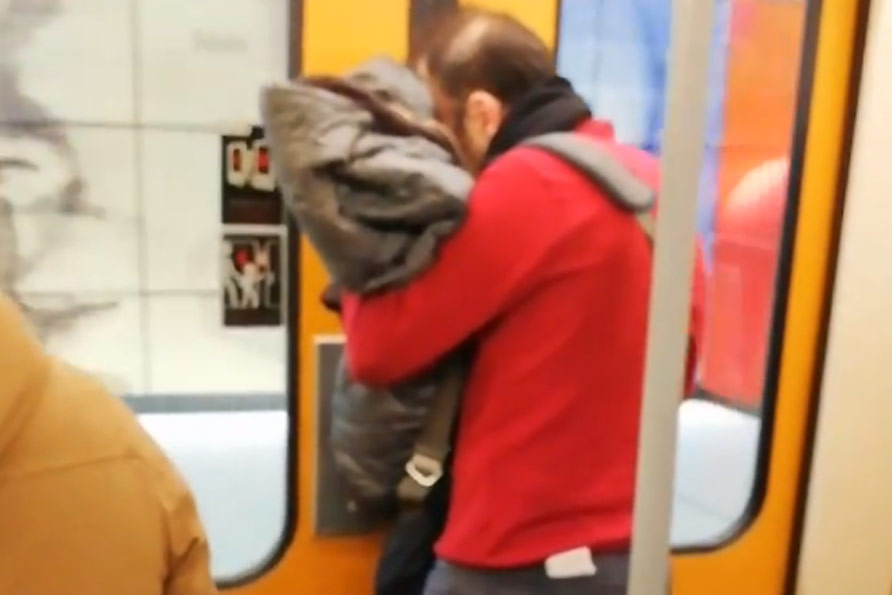 Brusselse dame confronteert aanrander op metro: “Toon je gezicht, klootzak. Je moest je schamen!” (video)