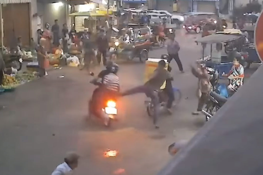 Menigte in Cambodja weet wel raad met smartphonedieven op scooter (video)