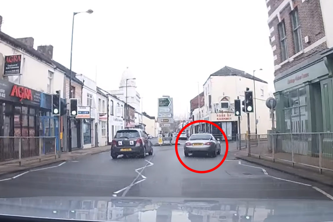 Deze ongeduldige chauffeur is nog niet meteen waar hij moet zijn (video)