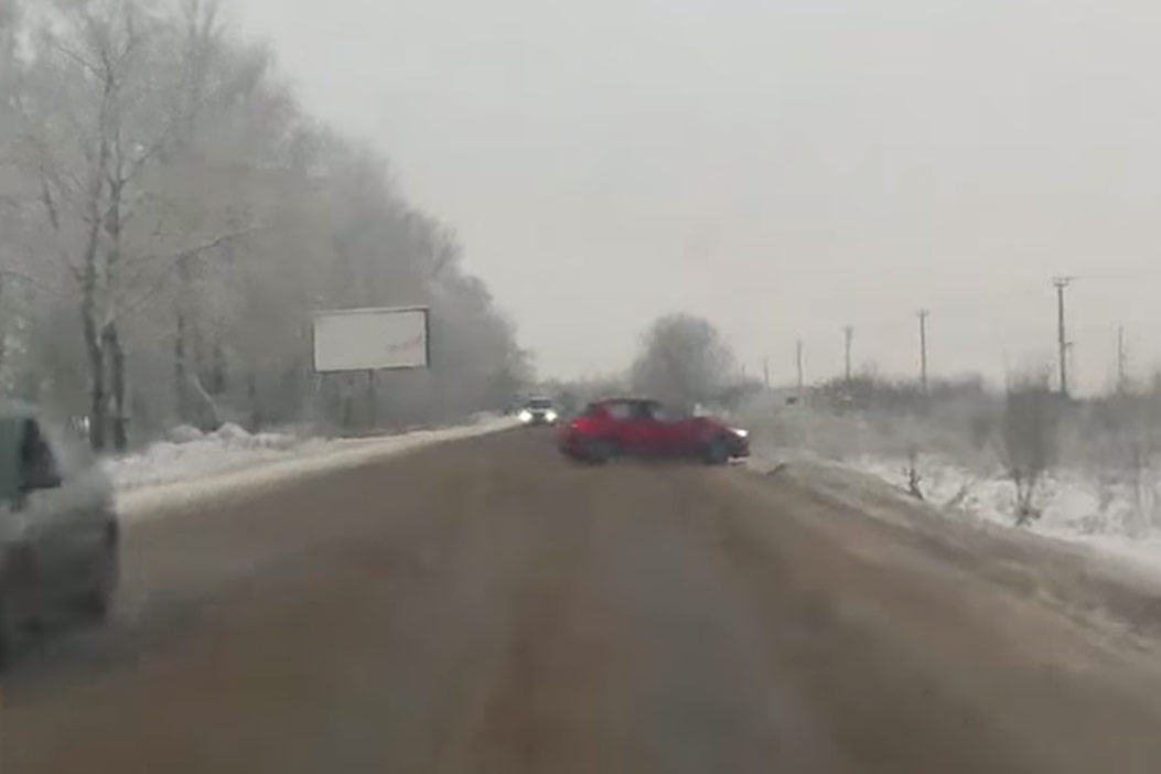 Rus heeft pech op spekgladde weg (video)