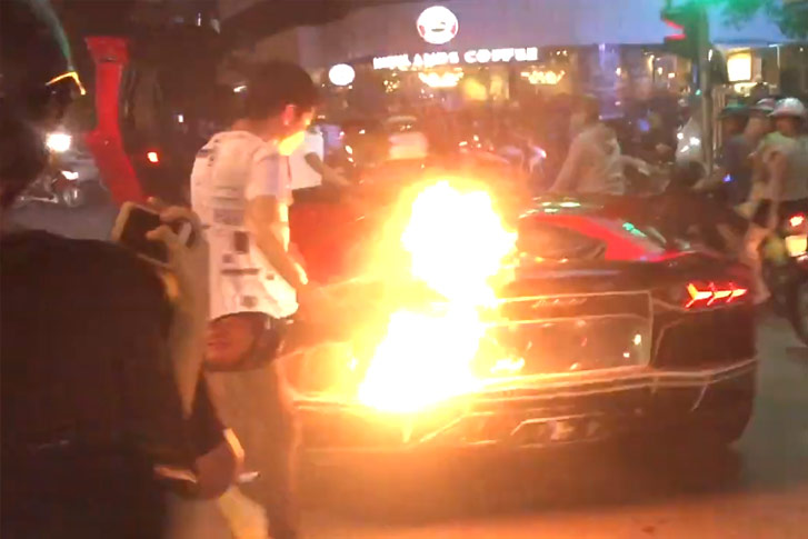 Patser pakt uit met zijn peperdure wagen. Maar dan gaat het FOUT! (video)