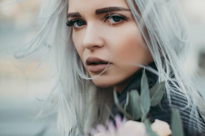 Daarom wordt je haar grijs