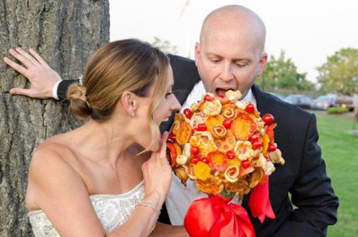 IN BEELD. Dit is het perfecte bruidsboeket voor pizza-liefhebbers