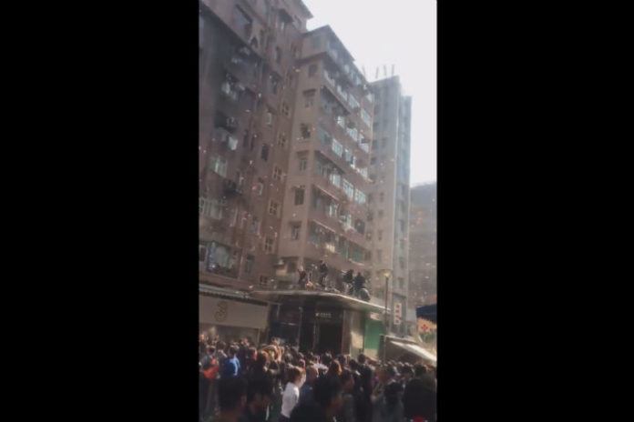 Wilde weldoener laat het bankbiljetten regenen in Hongkong