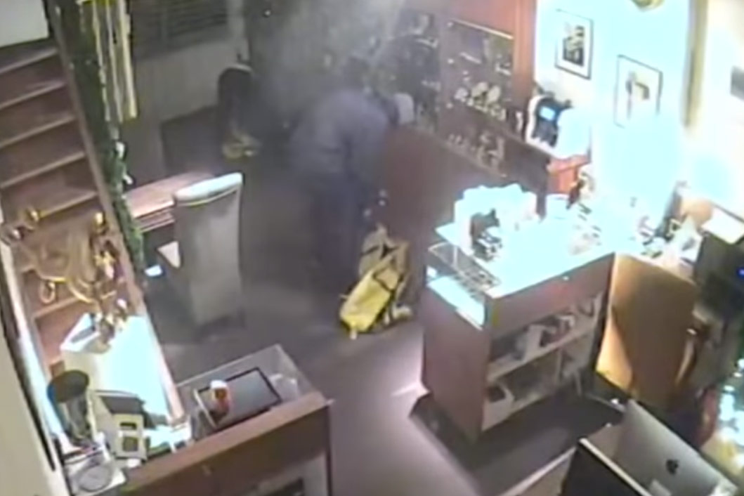 Snelle dieven maken 1.3 miljoen euro buit in amper 3 minuten tijd (video)