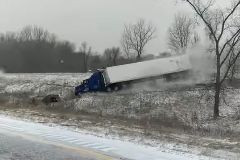 Spekgladde weg zorgt voor stevige crash (video)