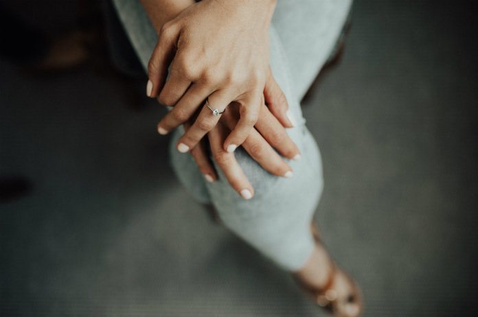 Koppel dat verlovingsring verloor in straatrooster is terecht